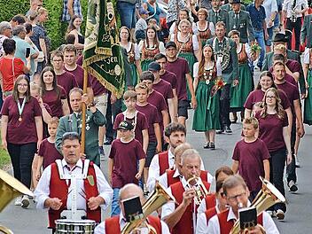 Der Festzug auf seinem Weg durch das Dorf.