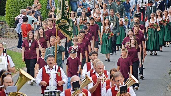 Der Festzug auf seinem Weg durch das Dorf.