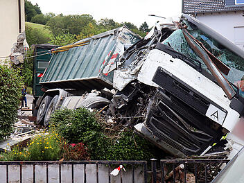 Lastwagen prallt in Mörlenbach gegen Hauswand