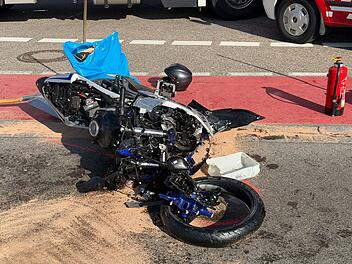 T&ouml;dlicher Motorradunfall in Hilpoltstein: Autofahrer &uuml;bersieht Motorradfahrerin - tot