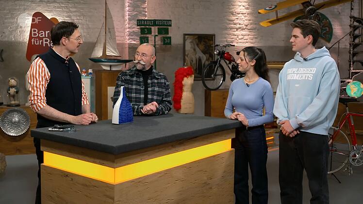 "Der hat so viel Intelligenz, da k&ouml;nntest du ein paar Leute draus machen", lobte Lichter den Kollegen. Der taxierte auf 180 Euro f&uuml;r die Vase von KPM. Elena und Jordi dachten urspr&uuml;nglich an 300 Euro. David Suppes war das Objekt 350 Euro wert.