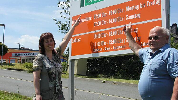 Dagmar Domhardt übernimmt die Geschäftsführung des Nordwaldmarkts von Karl Roth. Logo und Motto bleiben : "Hier kauf ich ein - hier bin ich daheim!"  Foto: Friedwald Schedel