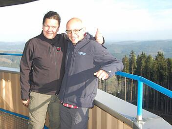 Die Redakteure Oliver Schmidt (Tageblatt, rechts) und Thomas Apfel (Radio Eins) auf der Thüringer Warte bei Lauenstein. Foto: Detlef König