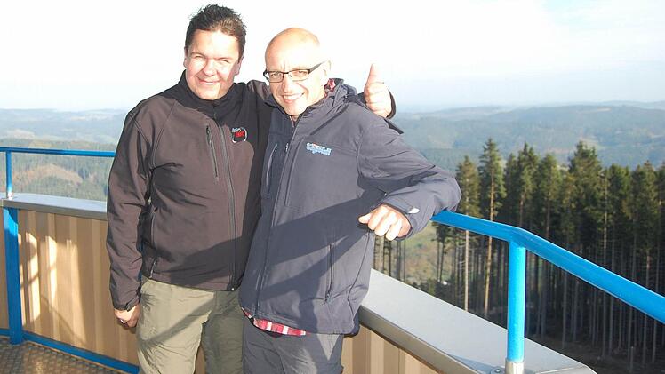 Die Redakteure Oliver Schmidt (Tageblatt, rechts) und Thomas Apfel (Radio Eins) auf der Thüringer Warte bei Lauenstein. Foto: Detlef König