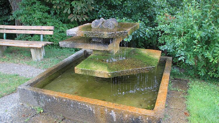 Dieser Betonplattenbrunnen aus den 70er-Jahren ist unansehnlich geworden und soll durch einen Trog mit Röhrensäule ersetzt werden. Foto: Matthias Einwag