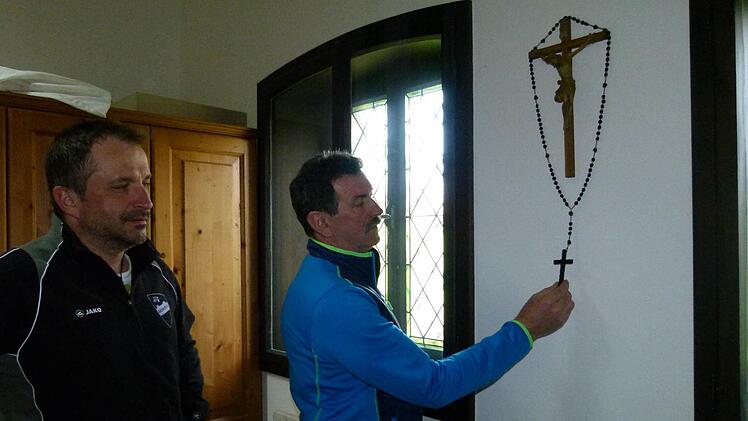 In der Sakristei hängt ein Rosenkranz, der der stigmatisierten Dominikanerin Columba Schonath gehört haben soll. Foto: mkh