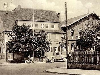 Der Schwarze Adler im Jahr 1930. Inzwischen sind schattenspendende Kastanien herangewachsen.  Fotos: privat