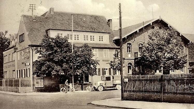 Der Schwarze Adler im Jahr 1930. Inzwischen sind schattenspendende Kastanien herangewachsen.  Fotos: privat