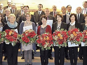 Treue Mitarbeiter standen im Mittelpunkt der Jahresabschlussfeier der Firma Ireks. Vordere Reihe, von links: Marion Geyer, Elke Müller, Petra Wendel, Kerstin Böhner, Carolin Lehnert, Ingrid Bergner, Geschäftsführerin Sabine Krätzschmar, Brigitte Einbecker, Andrea Wißlicen, Ingrid Schmidt und Sabine Gebelein. Mittlere Reihe, von links: Personalleiter Uwe Schneider, Andreas Will, Harald Schwark, Kay-Tassilo Pauli, Alfred Münch, Thomas Kirster, Horst Angermann, Heinrich Müller und Hans-Michael R...