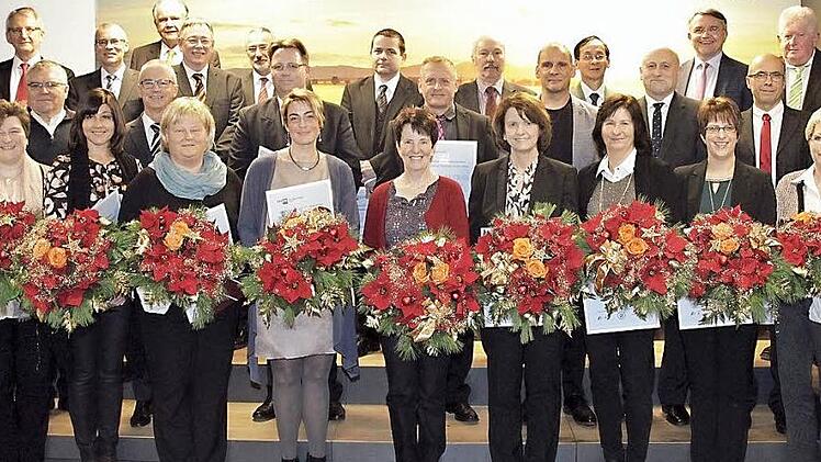 Treue Mitarbeiter standen im Mittelpunkt der Jahresabschlussfeier der Firma Ireks. Vordere Reihe, von links: Marion Geyer, Elke Müller, Petra Wendel, Kerstin Böhner, Carolin Lehnert, Ingrid Bergner, Geschäftsführerin Sabine Krätzschmar, Brigitte Einbecker, Andrea Wißlicen, Ingrid Schmidt und Sabine Gebelein. Mittlere Reihe, von links: Personalleiter Uwe Schneider, Andreas Will, Harald Schwark, Kay-Tassilo Pauli, Alfred Münch, Thomas Kirster, Horst Angermann, Heinrich Müller und Hans-Michael R...