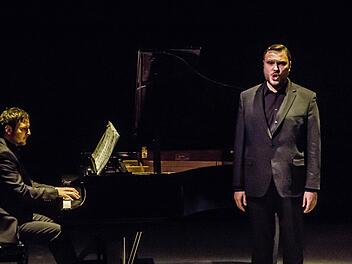 "Tristansüchtig" lautete das Motto eines Lieder- und Leseabends in der Coburg Reithalle. Dabei begleitete Dominik Tremel den Bassisten Felix Rathgeber. Foto: Jochen Berger