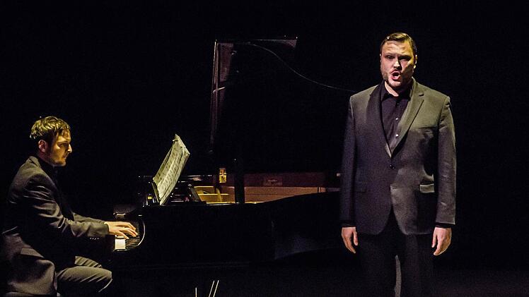 "Tristansüchtig" lautete das Motto eines Lieder- und Leseabends in der Coburg Reithalle. Dabei begleitete Dominik Tremel den Bassisten Felix Rathgeber. Foto: Jochen Berger
