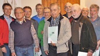 Die DJK-Vorstände Thomas Beck (links) und Manuel Bug (rechts) freuten sich mit den Geehrten, die für ihre 50-jährige Vereinstreue mit der DJK-Treuenadel in Gold mit Lorbeer vom DJK-Sportverband ausgezeichnet wurden (von links): Erich Baus, Rainer Kraus, Erwin Möller, Herbert Vogler, Alfred Kötzner, Elmar Leibold, Horst Wirth, Josef Klieber, Wolfgang Jung und Walter Bug.