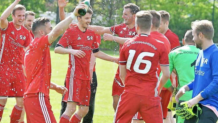 Die Reichmannsdorfer ließen nach dem Schlusspfiff die Korken knallen. Nach dem 7:0 gegen Trailsdorf standen die Meisterschaft und der Aufstieg in die Kreisliga fest. Foto: Picturedreams