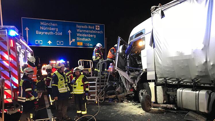 Mit schwerem Ger&auml;t musste der Fahrer aus dem v&ouml;llig demolierten Lkw befreit werden. Foto: NEWS5 / Fricke