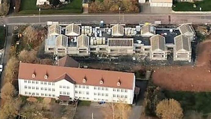 Einer Art Kinderdorf gleicht der Neubau des Kindergartens (oben) nördlich der Berufsschule.  Fotos: Andreas Köhler