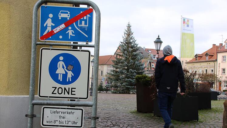 Einigen Stadträten war nicht bewusst, dass der Marktplatz als Fußgängerzone ausgewiesen ist und deshalb zum Beispiel dort auch das Fahrradfahren eigentlich verboten ist. Fotos: Ralf Ruppert