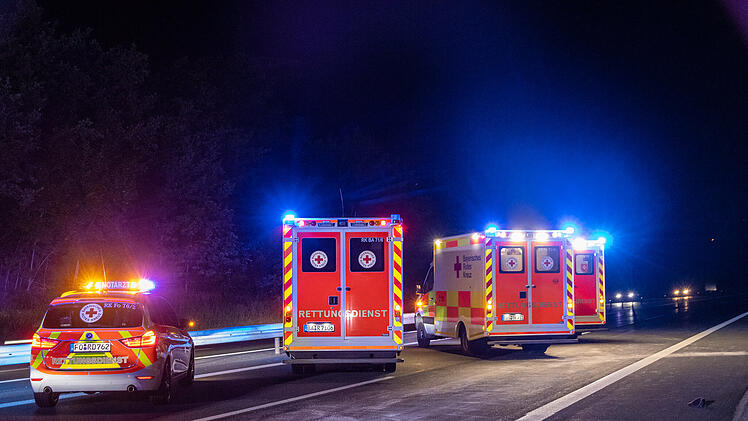 A73 bei Bamberg: Heftiger Auffahr-Unfall f&uuml;hrt zu Sperrung - 19-J&auml;hriger rast in Mercedes-Heck