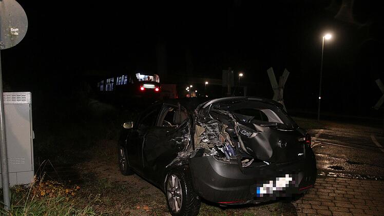 Zug erfasst Auto an Bahnübergang – Fahrer bleibt glücklicherweise unverletzt