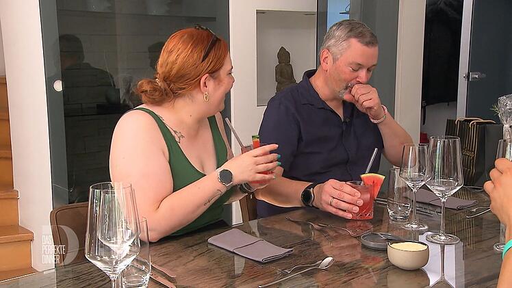 Der Begr&uuml;&szlig;ungs-Drink steigt Sascha (rechts) gleich zu Kopf.