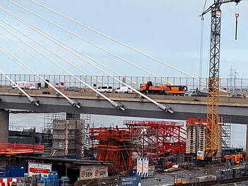 Leverkusener Rheinbr&uuml;cke wegen herabfallender Eisst&uuml;cke gesperrt