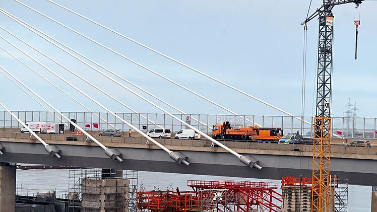 Leverkusener Rheinbr&uuml;cke wegen herabfallender Eisst&uuml;cke gesperrt