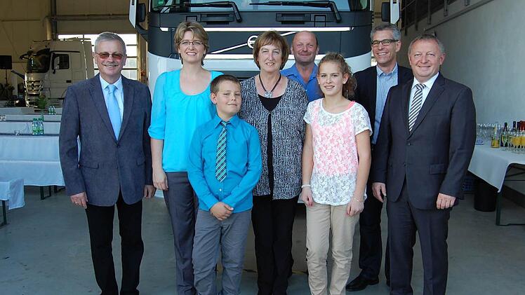 Zur Einweihung der neuen Betriebsanlagen der Mainfranken Logistik GmbH &Co.KG. gab es strahlende Gesichter: (v. li.) Bürgermeister Gotthard Schlereth, Geschäftsführerin Truck&Trailer GmbH Yvonne Kiesel, Maximilian Kiesel, Seniorchefin Elvira Endres, Geschäftsführer Fuhrpark Lager und Logistik Helmut Endres, Marina Kiesel, Generalunternehmer Kurt Schmück und Landrat Thomas Bold.