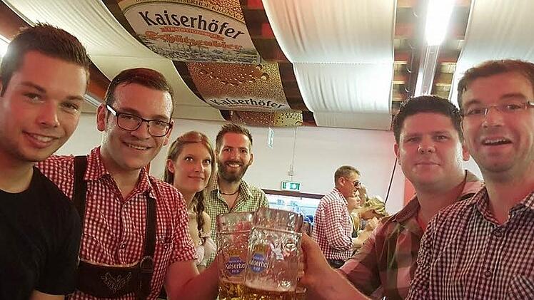 Dieses Bild vom ersten Freischießen-Wochenende hat Markus Oesterlein (Zweiter von links) in unsere infrankenPix-App hochgeladen und damit sein Fest-Erlebnis mit uns geteilt. Vielen Dank dafür! Foto: infrankenPix/Markus Oesterlein
