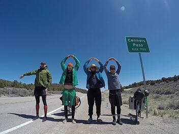 Jubel "on the Road", die ersten 1000 Kilometer sind geschafft. Tobias (zweiter von rechts) begleitet die drei Freunde ein Stück. Foto: privat