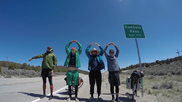 Jubel "on the Road", die ersten 1000 Kilometer sind geschafft. Tobias (zweiter von rechts) begleitet die drei Freunde ein Stück. Foto: privat