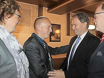Bürgermeister Klaus Löffler (Zweiter von rechts) gratuliert seinem möglichen Nachfolger Thomas Löffler. Mit im Bild MdB Hans Michelbach und MdEP Monika Hohlmeier. Foto: Veronika Schadeck