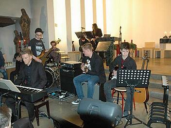 Mit "Shake up Christmas" und anderen Liedern begeisterte die Schulband die Gäste.  Foto: Edwin Meißinger