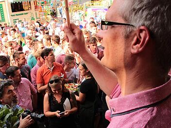 Beim Anstich des ersten Fasses auf dem Annafest 2016 zeigte Neu-OB Kirschstein Schlagkraft und Taktgefühl.  Foto: Josef Hofbauer