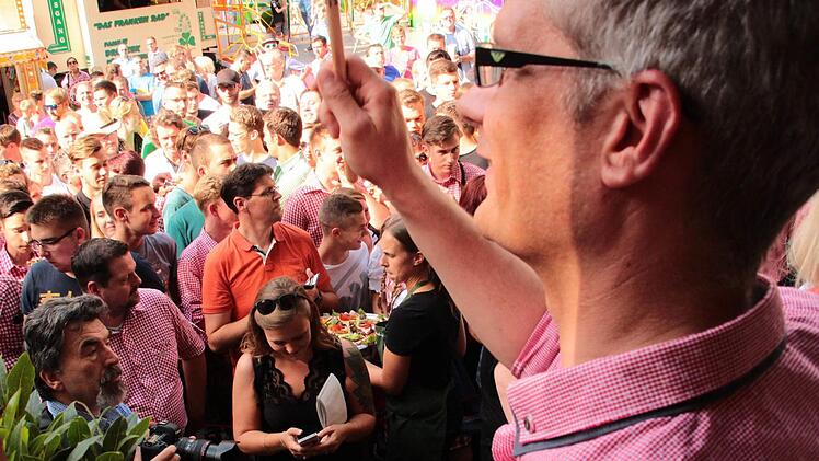 Beim Anstich des ersten Fasses auf dem Annafest 2016 zeigte Neu-OB Kirschstein Schlagkraft und Taktgefühl.  Foto: Josef Hofbauer