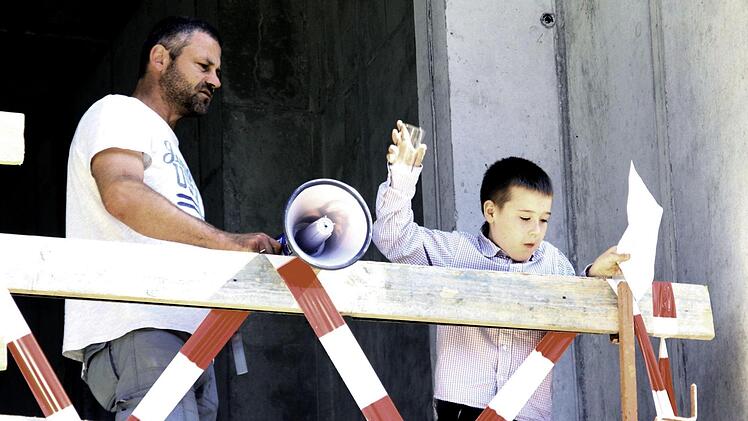 Nach dem Richtspruch schmetterte der Viertklässler Daniel ein Glas zu Boden, damit niemand mehr daraus trinken kann und die guten Wünsche somit ewig gültig sind. Foto: Richard Sänger