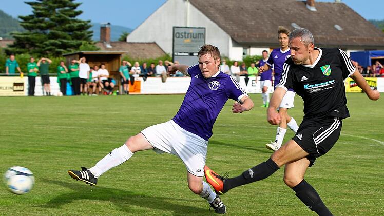SV Neuses - VfR Schneckenlohe: Simon Hummel (links) kann den 1:0-Führungstreffer für Neuses durch Goran Trivuncevic nicht verhindern. Foto: Lisa Hümmer
