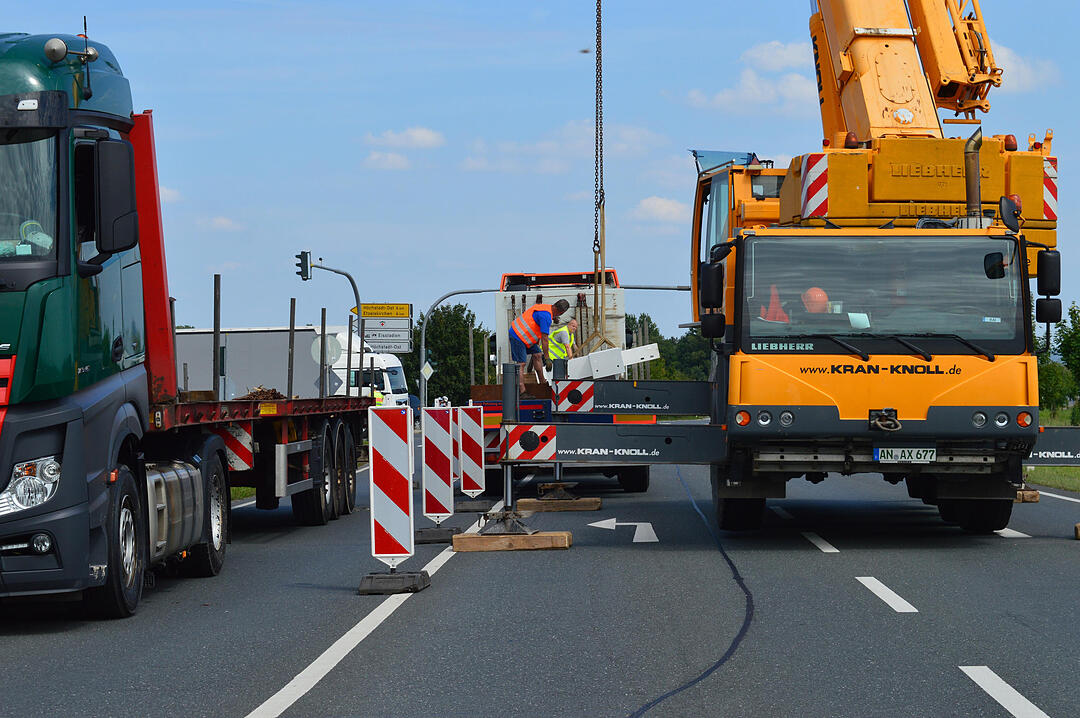 B 470 bei Gremsdorf: 16 Tonnen Stahl auf Abwegen