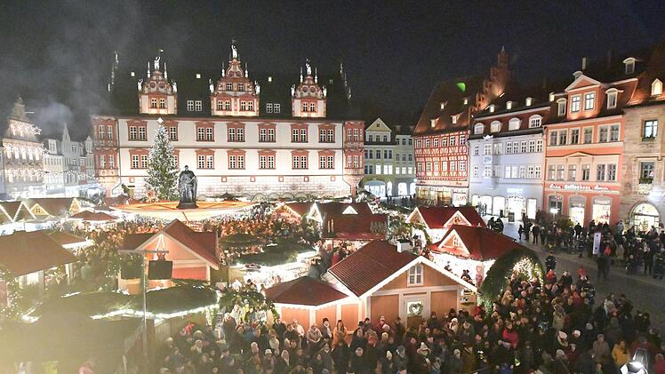 Impressionen von der Eröffnung des Coburger Weihnachtsmarktes. Foto: Ronald Rinklef
