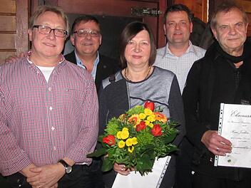 Ehrungen beim Heimat- und Bürgerverein Rögen: Peter Tews sowie Irene und Joachim Feiler (vorne von links) sind 25 Jahre Mitglieder. Dahinter stehen Vorsitzender Andreas Gehring sowie sein Stellvertreter Stefan Leistner.  Foto: Martin Koch