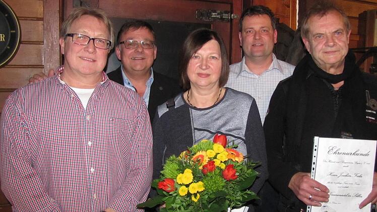 Ehrungen beim Heimat- und Bürgerverein Rögen: Peter Tews sowie Irene und Joachim Feiler (vorne von links) sind 25 Jahre Mitglieder. Dahinter stehen Vorsitzender Andreas Gehring sowie sein Stellvertreter Stefan Leistner.  Foto: Martin Koch
