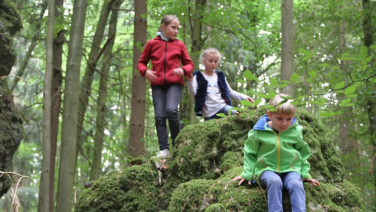 Der Eichiger Felsengarten ist ein Dorado für Kinder, die gerne auf den Felsen herum kletterten.  Foto: Gerda Völk