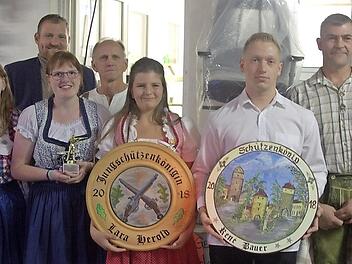 Die neuen Regenten der Sportschützen Autenhausen ließen sich nach der Proklamation am Samstag im Festzelt am Vereinsheim feiern (von rechts): Leo Jahrsdörfer, Christoph Herold, René Bauer, Lara Herold, Udo Jahrsdörfer, Anna Maria Fischer, Bürgermeister Martin Mittag, Anna Jahrsdörfer und Dieter Stern (von rechts).  Fotos: Bettina Knauth