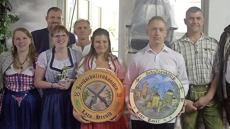 Die neuen Regenten der Sportschützen Autenhausen ließen sich nach der Proklamation am Samstag im Festzelt am Vereinsheim feiern (von rechts): Leo Jahrsdörfer, Christoph Herold, René Bauer, Lara Herold, Udo Jahrsdörfer, Anna Maria Fischer, Bürgermeister Martin Mittag, Anna Jahrsdörfer und Dieter Stern (von rechts).  Fotos: Bettina Knauth