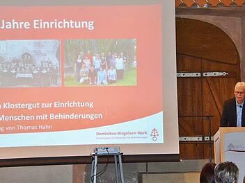 Im Abteigebäude des Dominikus Ringeisenwerks Maria Bildhausen berichtete Thomas Hahn, Leiter der Wohneinrichtungen, über 90 Jahre Behinderteneinrichtung und hatte dazu entsprechendes Bildmaterial mitgebracht. Foto: Hanns Friedrich