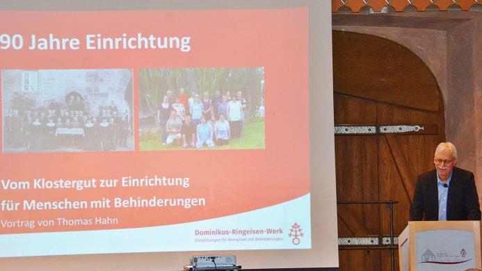 Im Abteigebäude des Dominikus Ringeisenwerks Maria Bildhausen berichtete Thomas Hahn, Leiter der Wohneinrichtungen, über 90 Jahre Behinderteneinrichtung und hatte dazu entsprechendes Bildmaterial mitgebracht. Foto: Hanns Friedrich