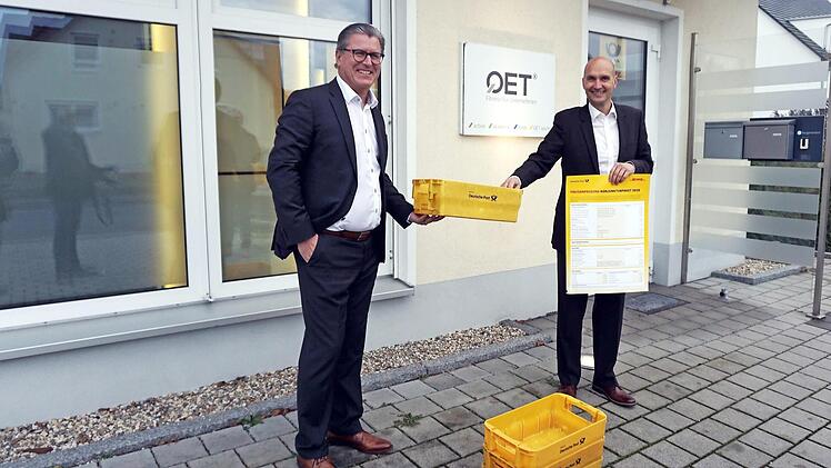 Horst Amon (l.) und Bürgermeister Jürgen Jäkel freuen sich über die Eröffnung. Foto: Richard Sänger