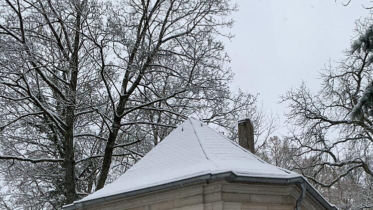 Romantisches Kleinod im Coburger Hofgarten: So schön verschneit präsentierte sich am Freitag der Ost-Pavillon.Oliver Schmidt