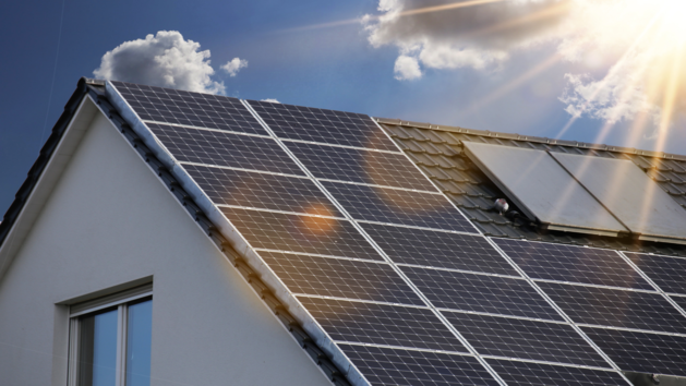 Online-Vergleichsportale helfen beim Preisvergleich von Solaranlagen und bieten Angebote von geprüften Handwerksbetrieben mit freien Kapazitäten.