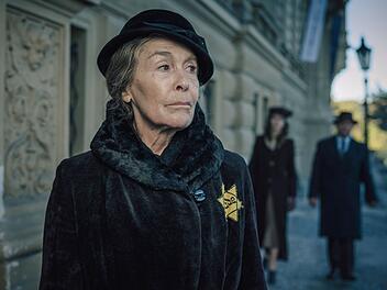 Obwohl der Judenstern sie zeichnet, scheint die großbürgerliche Witwe Martha Liebermann (Thekla Carola Wied) ihre Würde nie ganz zu verlieren.