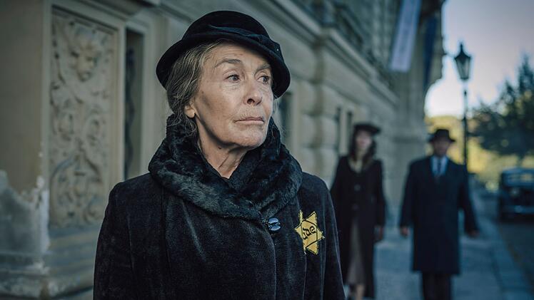 Obwohl der Judenstern sie zeichnet, scheint die großbürgerliche Witwe Martha Liebermann (Thekla Carola Wied) ihre Würde nie ganz zu verlieren.